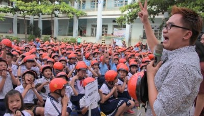 Quỹ AIP tặng mũ bảo hiểm cho học sinh - ảnh 1